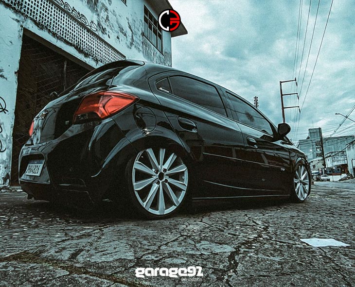 GM Onix rebaixado