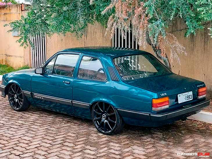 Chevette rebaixado com rodas da mercedes aro 18