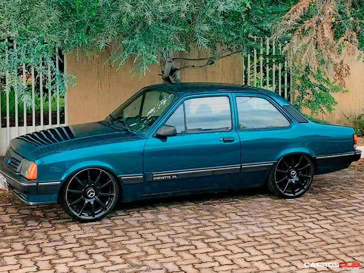 Chevette rebaixado com rodas da mercedes aro 18