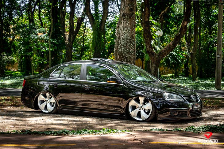 Jetta MK5 com rodas Volcano Evolution aro 20