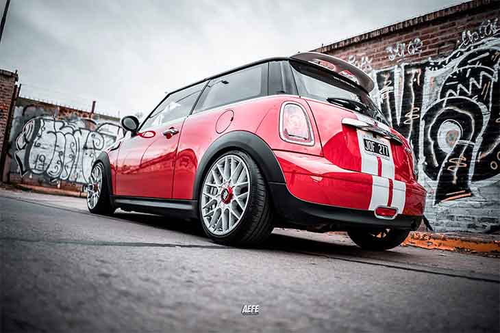 Mini Cooper rebaixado com rodas aro 17