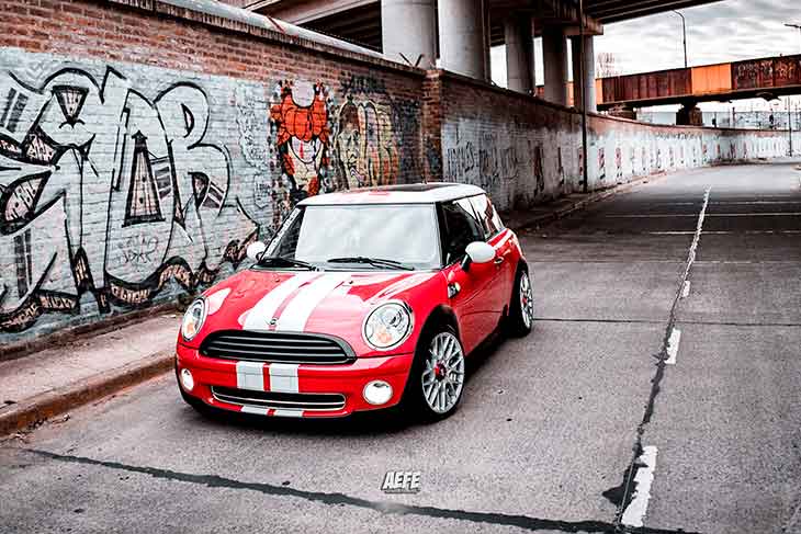 Mini Cooper rebaixado com rodas aro 17