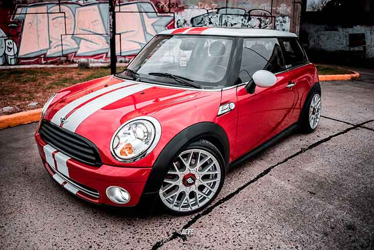 Mini Cooper rebaixado com rodas aro 17