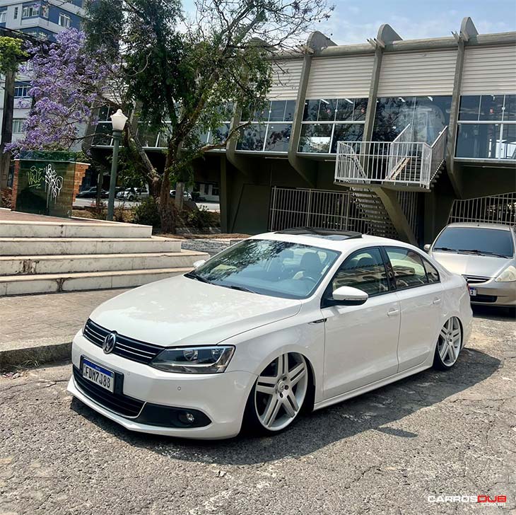 VW Jetta rebaixado com rodas Volcano Long Beach aro 20"x6,9"