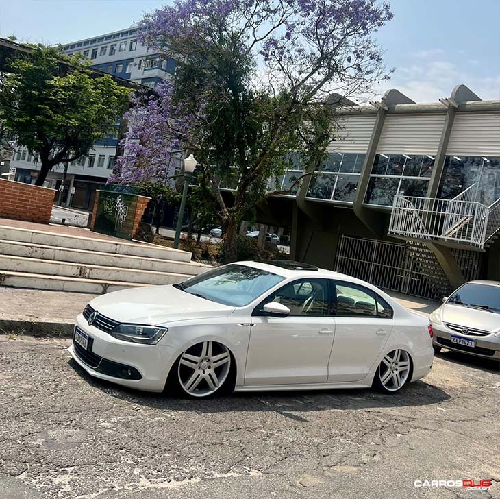 VW Jetta rebaixado com rodas Volcano Long Beach aro 20"x6,9"