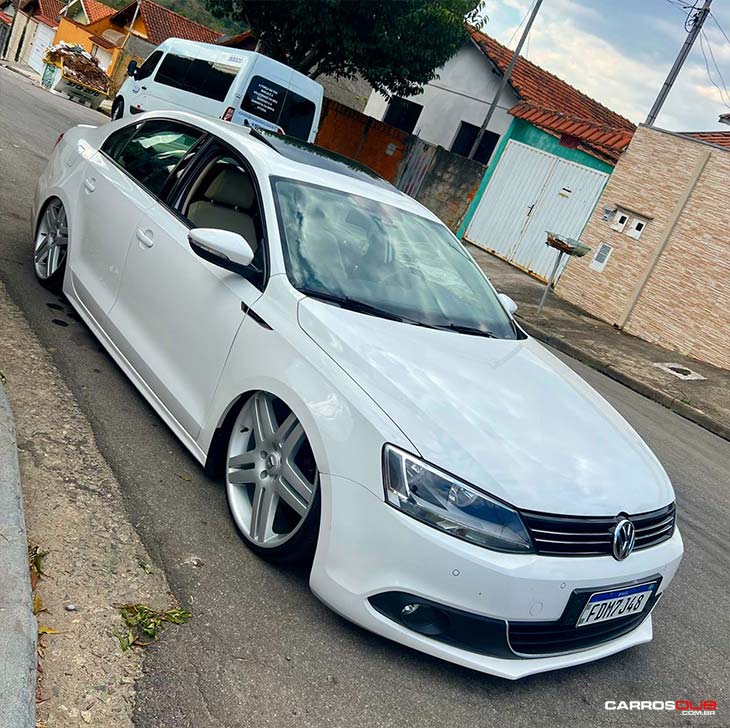 VW Jetta rebaixado com rodas Volcano Long Beach aro 20"x6,9"