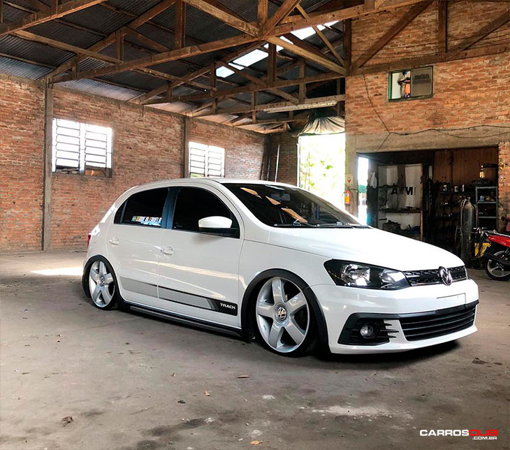 VW Gol Track rebaixado com rodas Volcano Evidence aro 18x6