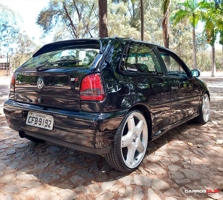 Gol GL 1.8 Turbo rebaixado com rodas Volcano V10 aro 18