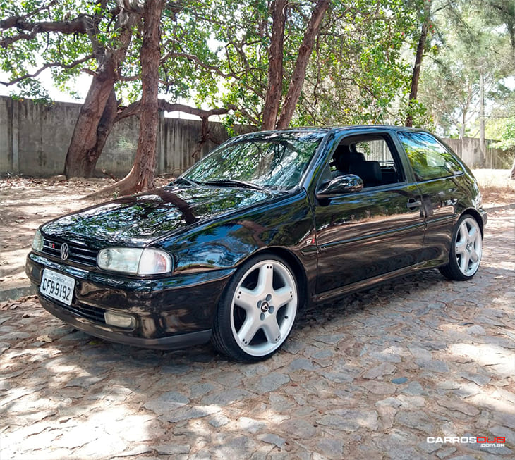 Gol GL 1.8 Turbo rebaixado com rodas Volcano V10 aro 18