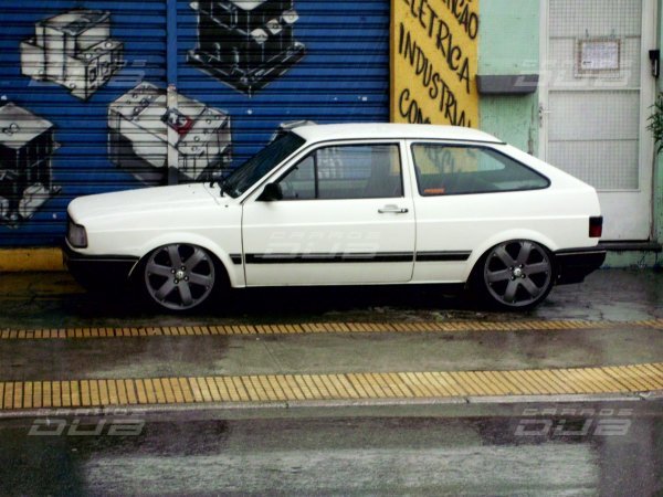 Gol quadrado rebaixado com rodas replicas aro 17