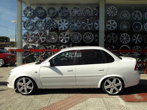 CHEVROLET CORSA SEDAN COM ARO 17 E SUSPENSÃO A AR TEBÃO - COMO