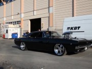 Dodge Charger 68 dando burnout saindo da garagem