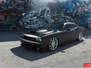 Vídeo Dodge Challenger SRT8 rebaixado com rodas aro 22