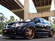Vídeo Dodge Journey rebaixada com rodas aro 24 e suspensão fixa
