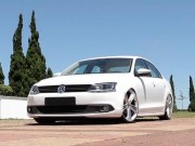 Vídeo: Jetta com rodas aro 20 e suspensão fixa dia a dia