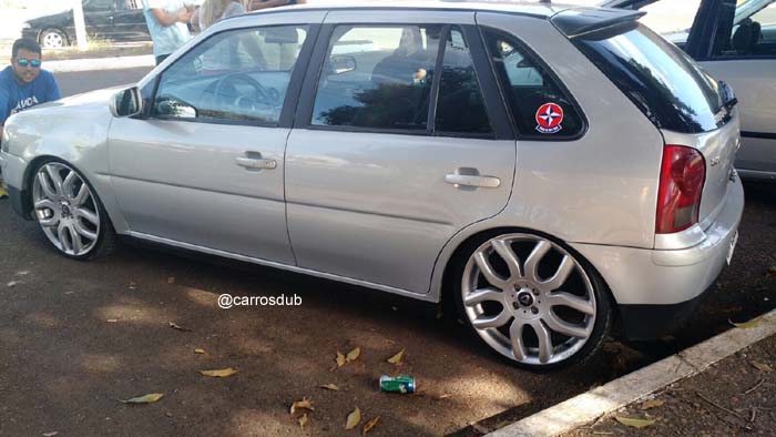 VW Gol Quadrado rebaixado com rodas Volcano London aro 18