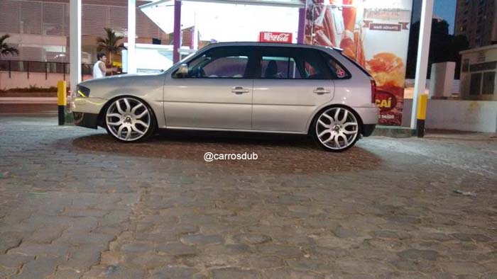 VW Gol Quadrado rebaixado com rodas Volcano London aro 18