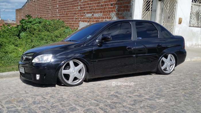 CHEVROLET CORSA SEDAN COM ARO 17 E SUSPENSÃO A AR TEBÃO - COMO