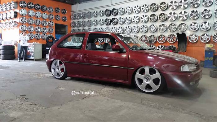 Gol GL 1.8 Turbo rebaixado com rodas Volcano V10 aro 18