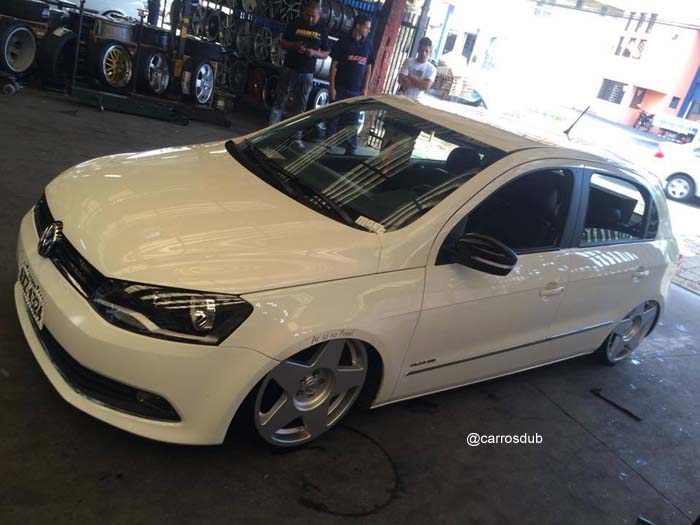 VW Gol Track rebaixado com rodas Volcano Evidence aro 18x6