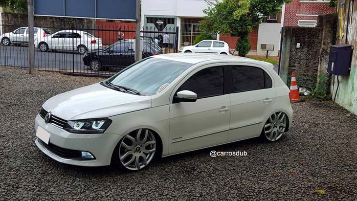 VW Gol Quadrado rebaixado com rodas Volcano London aro 18