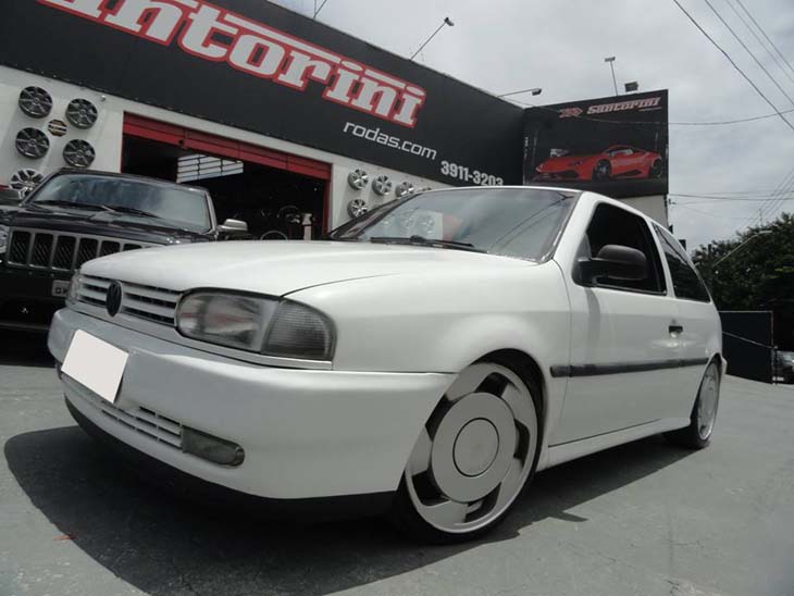 VW Gol G2 rebaixado com rodas Volcano V10 Orbital aro 18