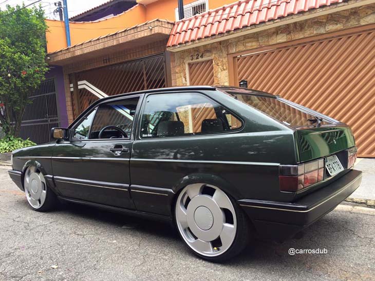 Gol GL 1.8 Turbo rebaixado com rodas Volcano V10 aro 18