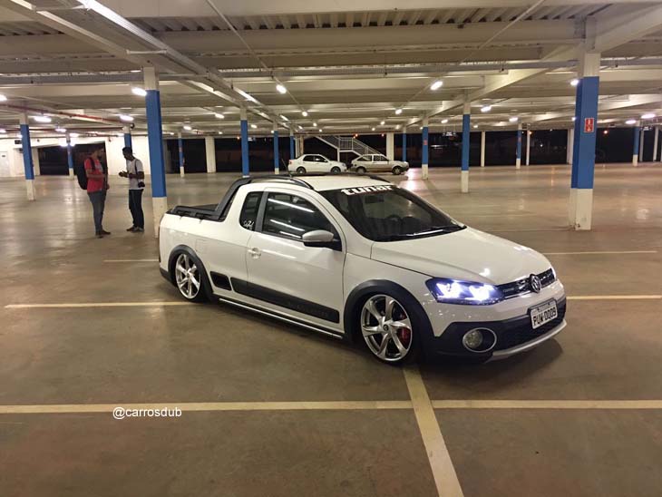 Volkswagen Saveiro Cross G6 rebaixada com rodas aro 18