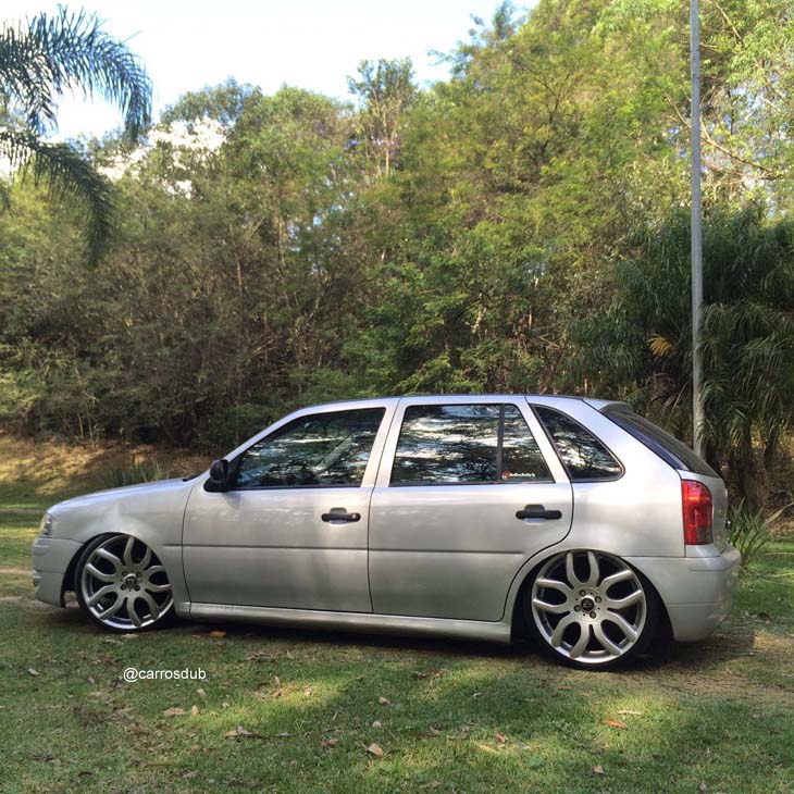 VW Gol Quadrado rebaixado com rodas Volcano London aro 18