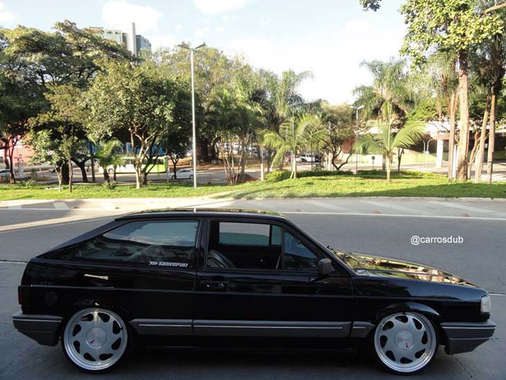 Gol quadrado rebaixado com rodas replicas aro 17