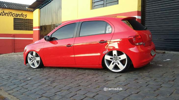 Gol rebaixado com rodas Volcano Wheels Strong aro 17”