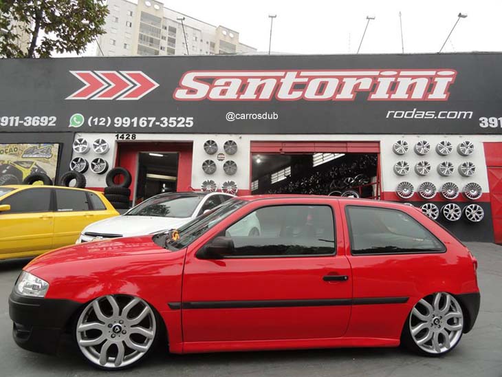 VW Gol Quadrado rebaixado com rodas Volcano London aro 18