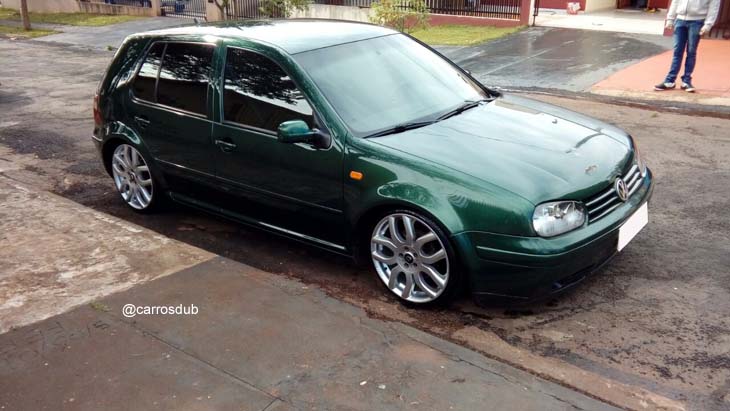 VW Gol Quadrado rebaixado com rodas Volcano London aro 18