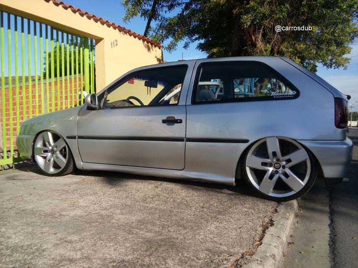 VW Gol G2 rebaixado com rodas Volcano V10 Orbital aro 18