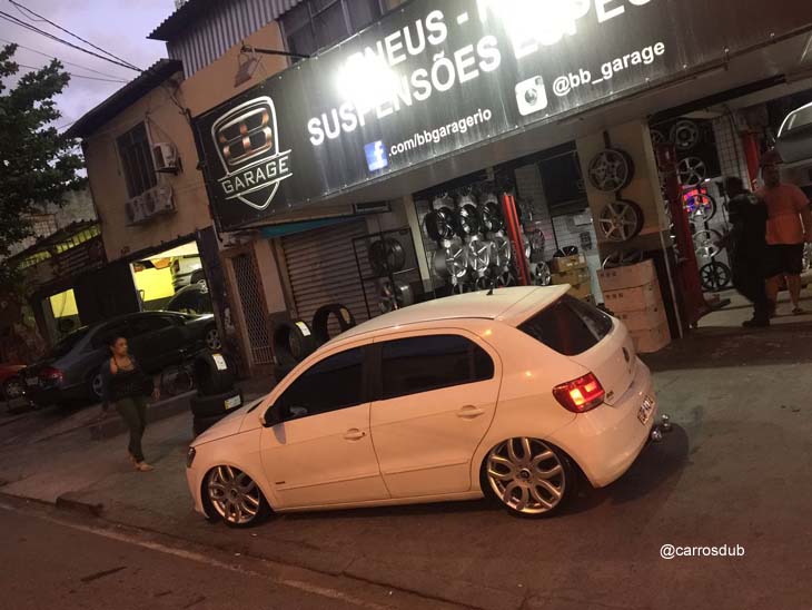 VW Gol Quadrado rebaixado com rodas Volcano London aro 18