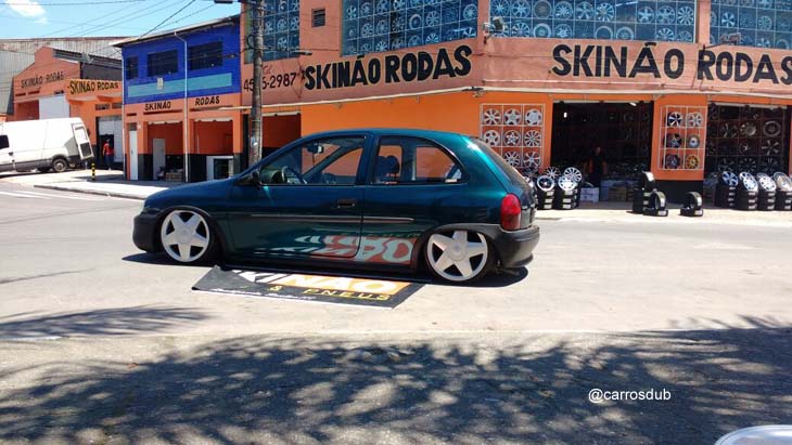 Corsa Wind 1996 rebaixado, aro 17 e modificações estéticas