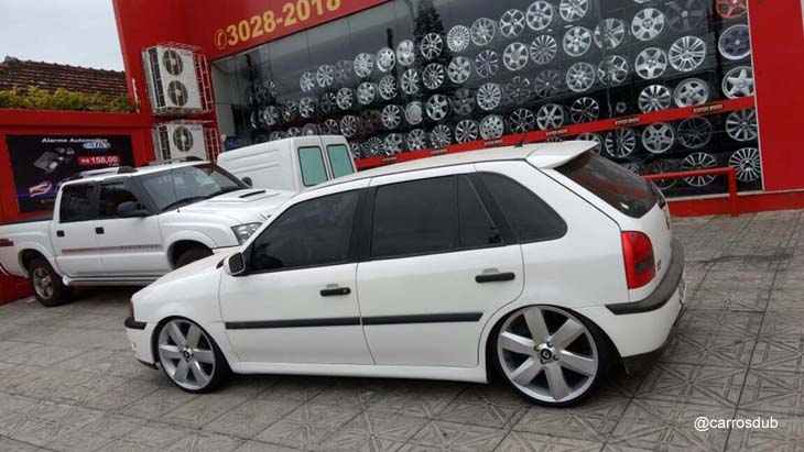 Gol G3 rebaixado com rodas aro 18