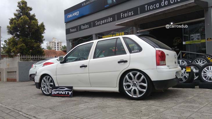 VW Gol Quadrado rebaixado com rodas Volcano London aro 18