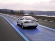 Tesla evita acidente ao prever batida de dois veículos à frente
