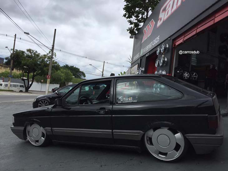 Gol GL 1.8 Turbo rebaixado com rodas Volcano V10 aro 18