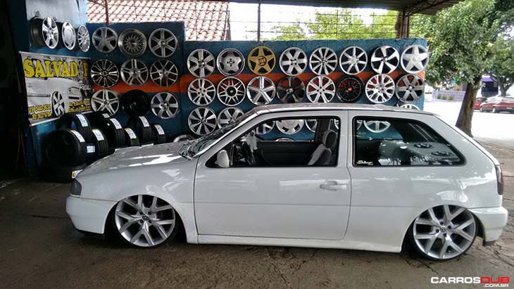 Gol G2 rebaixado com rodas Volcano Daimler aro 18″x6″