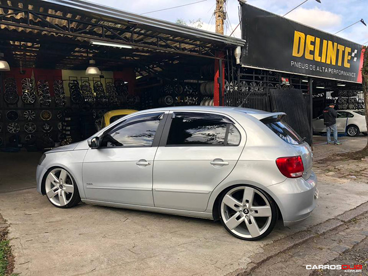 Gol quadrado rebaixado com rodas Volcano Strong aro 18