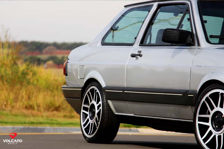 Gol quadrado rebaixado a versão intermediária com rodas Snowflakes - Carros  Antigos